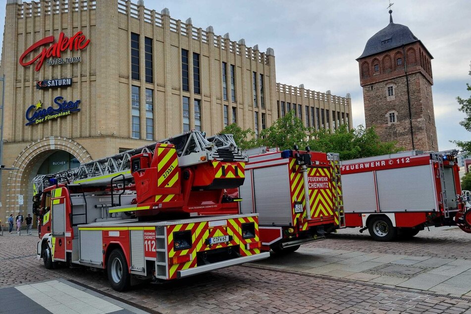 Die Chemnitzer Feuerwehr rückte am Dienstagabend zur Galerie Roter Turm aus. Dort schlug ein Brandmelder Alarm.