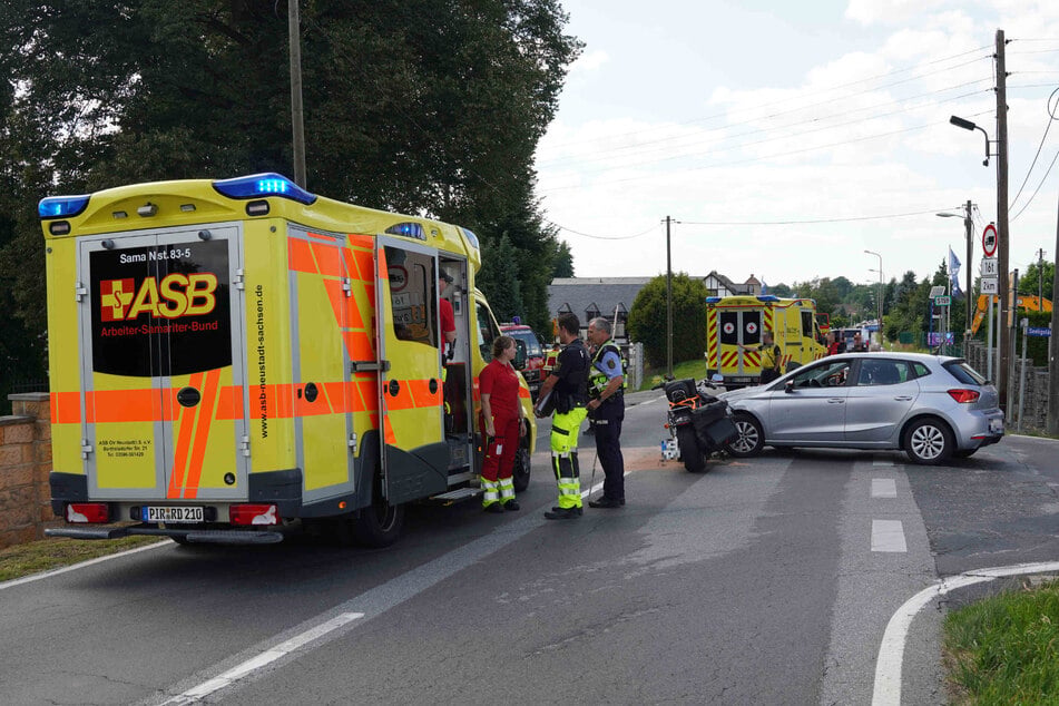 Polizei- und Rettungskräfte am Nachmittag auf der Stolpener Straße.