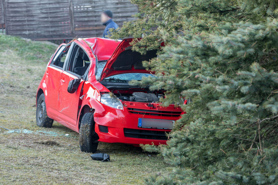 Erzgebirge: Daihatsu kracht gegen Baum