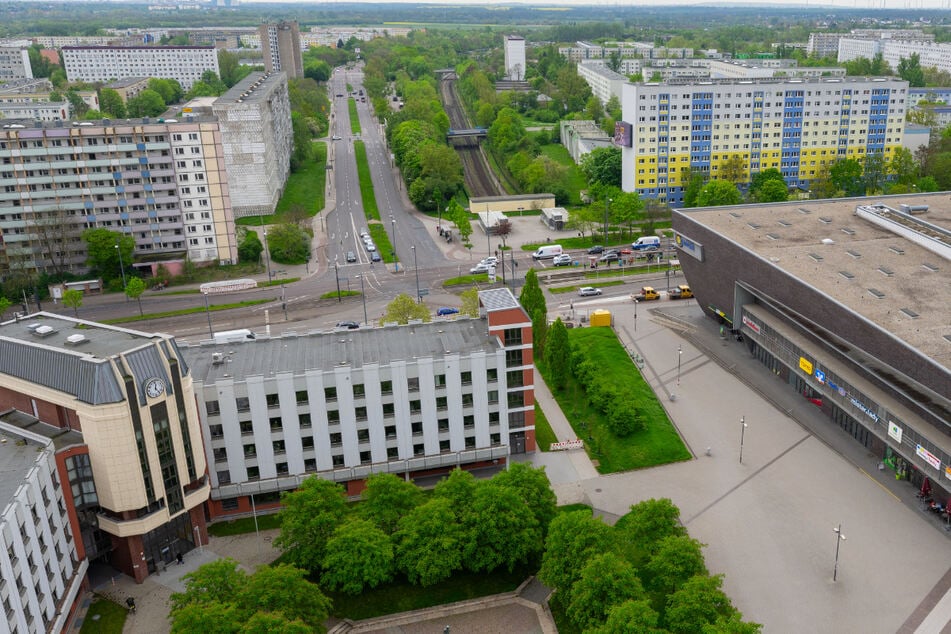 Großeinsatz vor Fitnessstudio! Sportler läuft mit Axt ins Gym