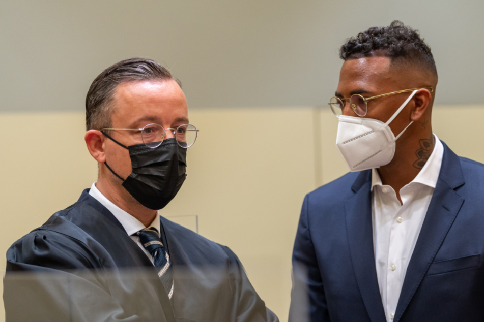 Jérôme Boateng (33, r.) mit seinem Anwalt Kai Walden im Münchner Amtsgericht.