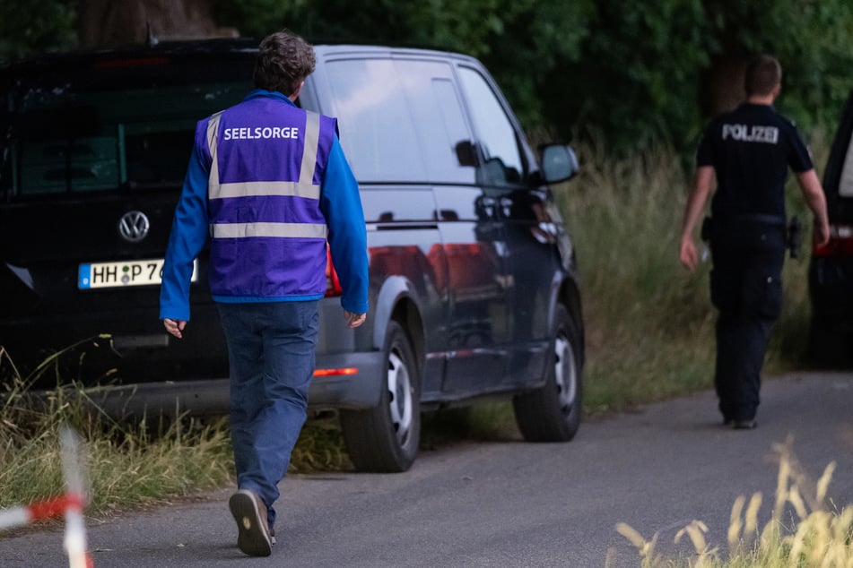 Neben Einsatzkräften eilen regelmäßig auch immer wieder Notfallseelsorger zu Betroffenen.