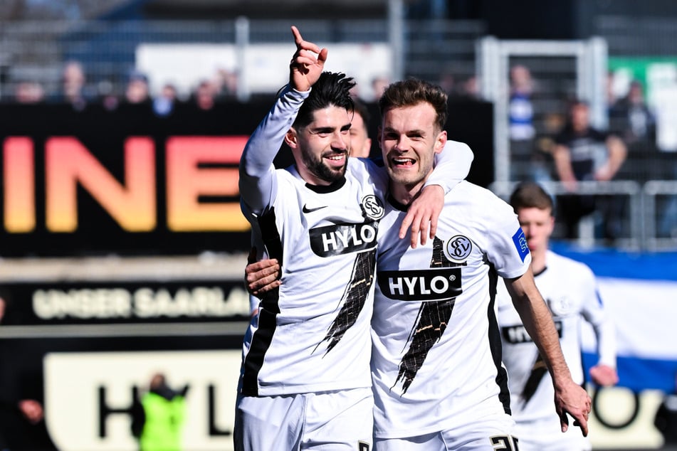 Der HSV hat Elversberg-Profi Semih Sahin (l) als Ersatz für Ludovit Reis im Visier.