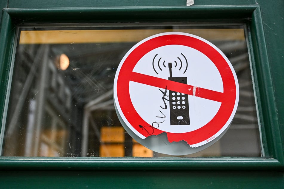 Die Schulen dürfen selbst über den Umgang mit Handys entscheiden. (Symbolfoto)