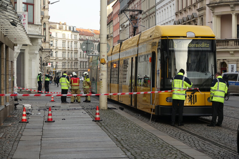 Renault kollidiert mit Straßenbahn: 32-jährige Fahrerin bewusstlos und schwer verletzt