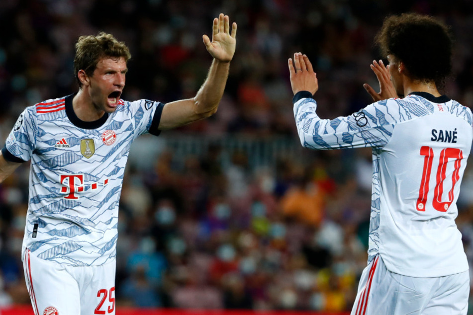 Hand drauf! Thomas Müller (32, l.) und Leroy Sané (25, r.) dürfen am Samstag gegen den VfL Bochum mit einem Spezialtrikot auflaufen.