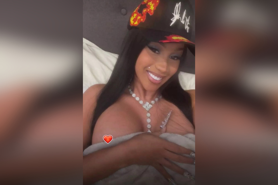 Sängerin Cardi B (31) erlaubte sich auf X einen Nippelblitzer.