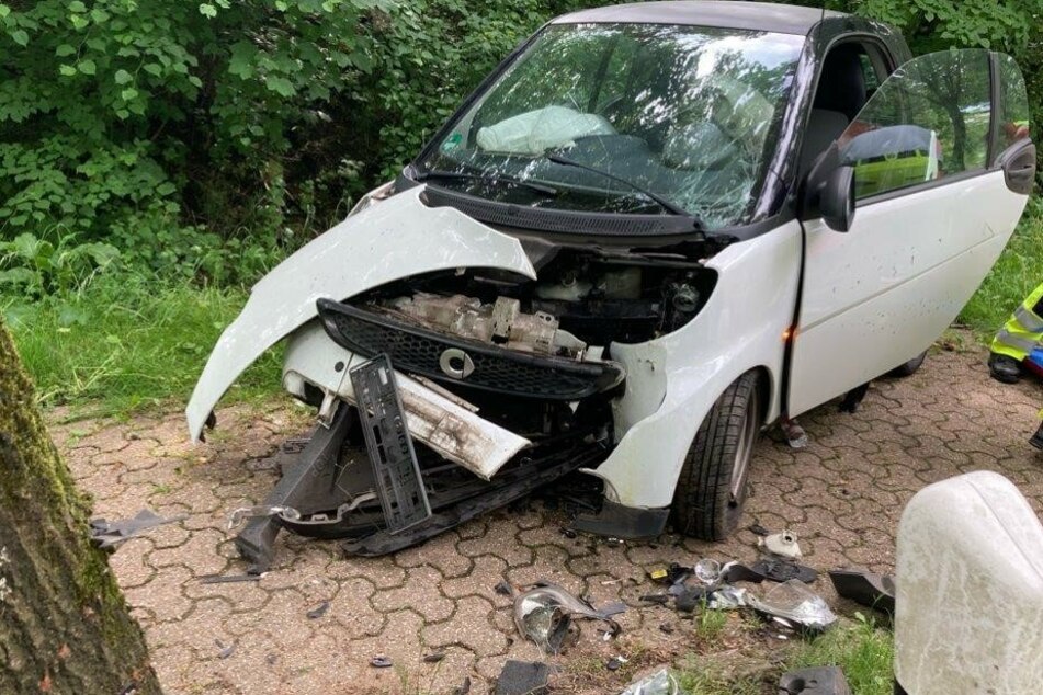 Der Smart wurde durch den Unfall vollständig zerstört und nach der Unfallaufnahme abgeschleppt.