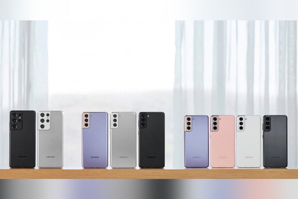 Smartphones der Modelle Galaxy S21 (r.), S21+ (M.) und S21 Ultra (l.) stehen auf einem Tisch.