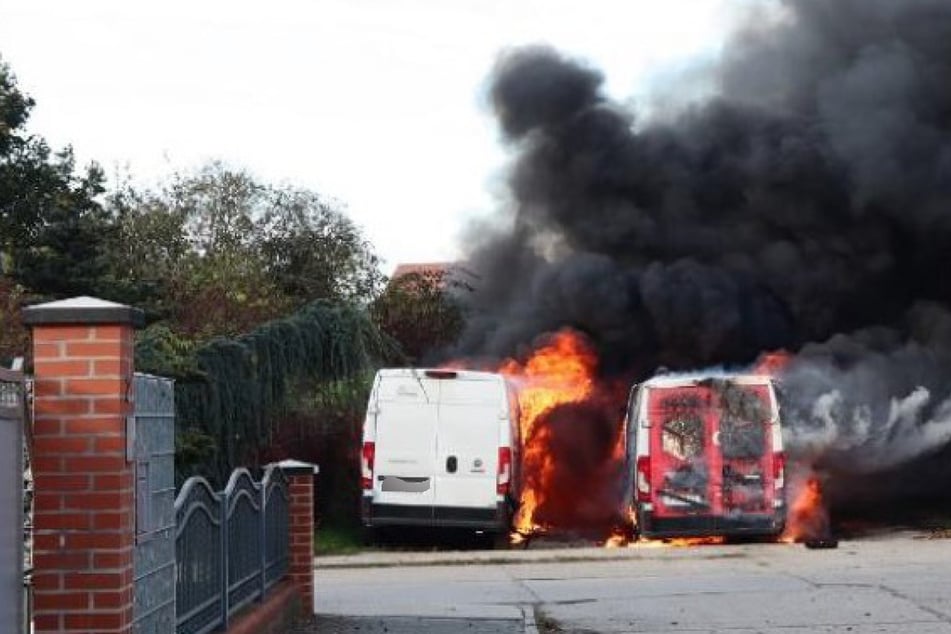 Ein Transporter brannte im vorderen Bereich komplett aus, ein zweiter wurde stark beschädigt.