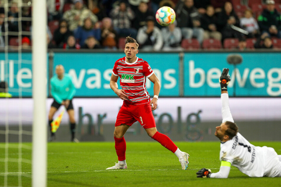 Eintracht Frankfurt ist auf der Suche nach Offensivverstärkungen für die nächste Saison auf Augsburgs Stürmerstar Ermedin Demirovic (25) gestoßen.