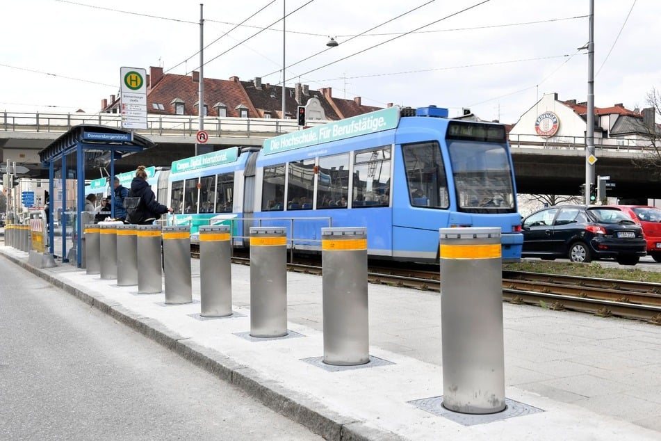 Poller schützen nun die Wartenden an der Straßenbahn-Haltestelle Donnersbergerstraße in München.