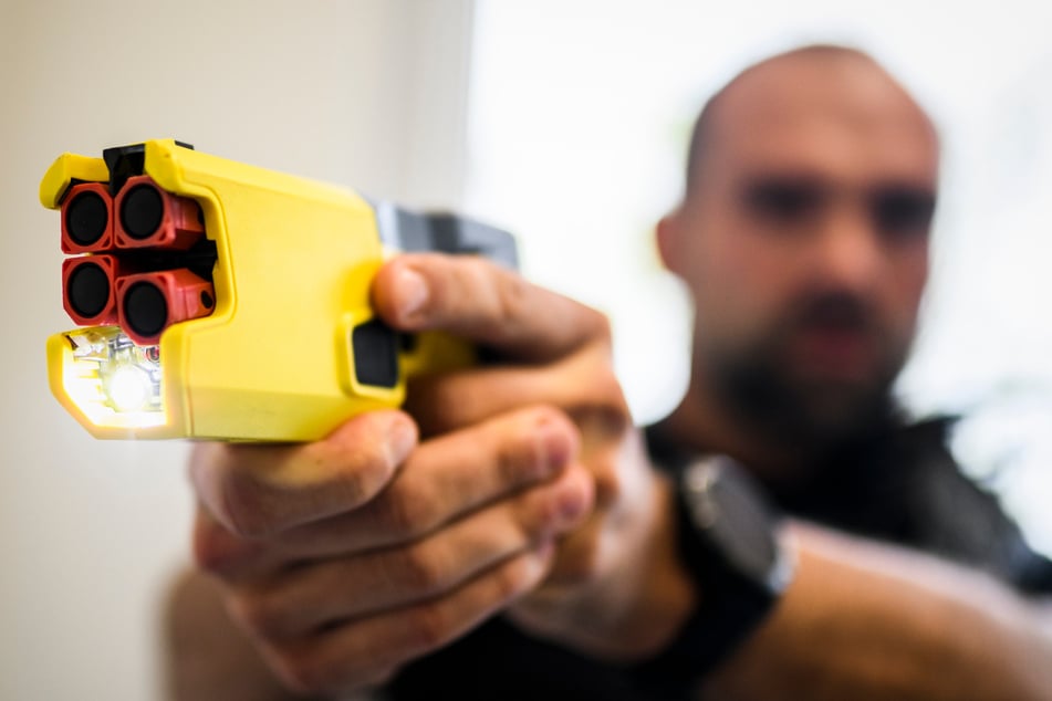 Der Taser wird in Sachsen nicht zur Standardausrüstung im Streifendienst. Sein Einsatz bleibt auf Spezialeinheiten beschränkt.