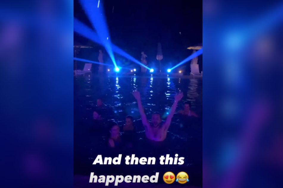 Die Hochzeits-Gäste feiern ausgelassen im Pool.
