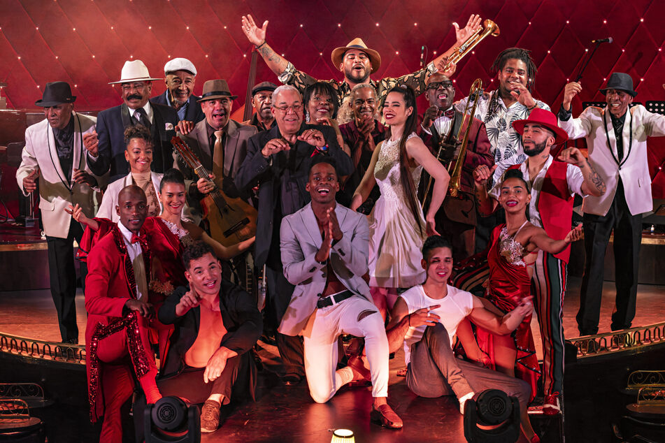 Das gesamte Ensemble des "Varieté de Buena Vista". Unter ihnen auch die ehemaligen "Buena Vista Social Club"-Stars Jesus "Aguaje" Ramos (71), Fabián Garcia Caturla (77) und Sänger Pedrito Calvo Rojas (84).