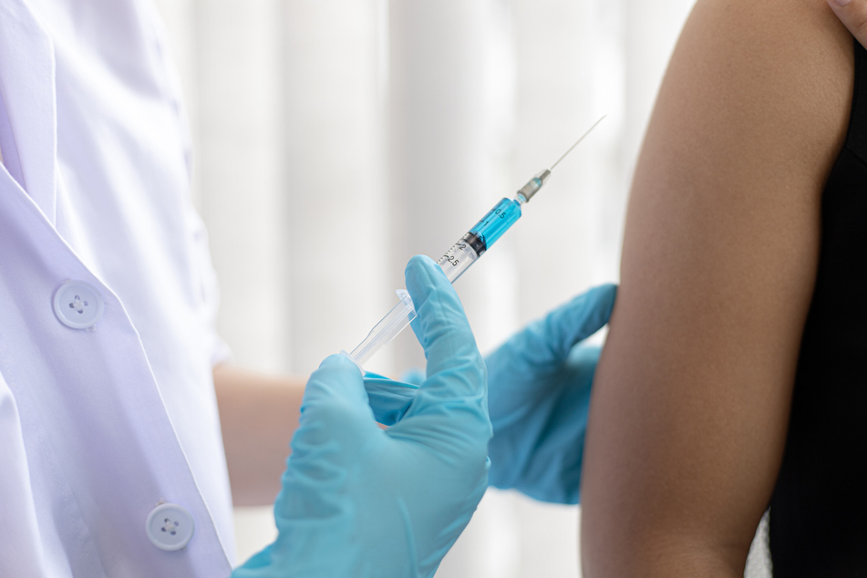 Ein kleiner Piks, der schützt: Gegen die Frühsommer-Meningoenzephalitis (FSME) gibt es längst Impfungen.