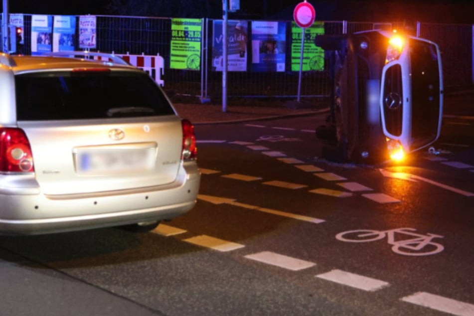 Leipzig: Angetrunkener Mercedes-Fahrer nimmt Vorfahrt und überschlägt sich