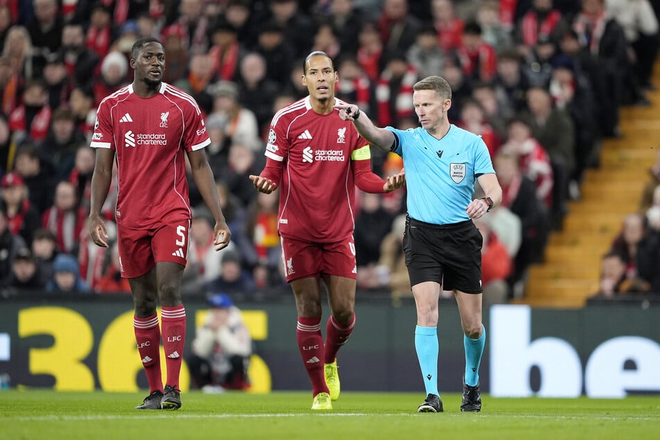 Alejandro Hernandez Hernandez (r.) ist für das erste Länderspiel von Jürgen Klopp zuständig.