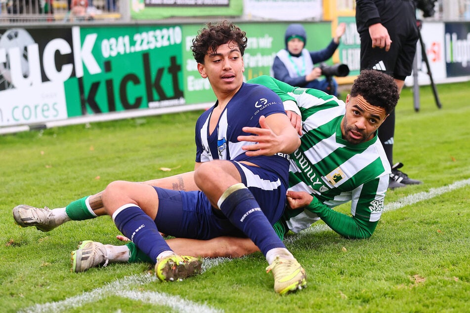Eliyas Strasner (21, l.), hier gegen den Ex-Chemiker Stanley Ratifo, wechselt zu Lok Leipzig.