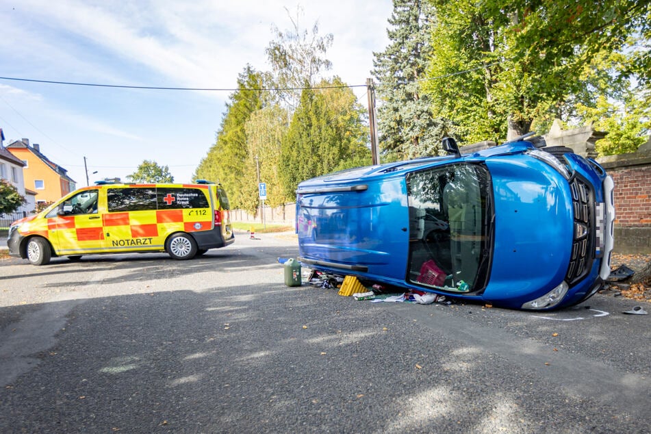 Aufgrund überhöhter Geschwindigkeit kippte am Mittwochmittag ein Senior (70) mit seinem Dacia auf der Nordstraße in Heidenau um.