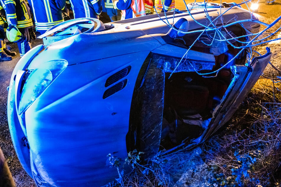 Der Peugeot blieb nach dem Unfall auf der Fahrerseite liegen. Dadurch wurde der 26-jährige Fahrer eingeklemmt.