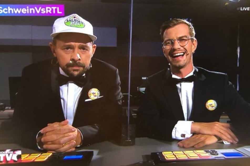 Klaas Heufer-Umlauf (37, l.) trägt ein weißes Basecap mit dem Logo von "Sachsenmilch".