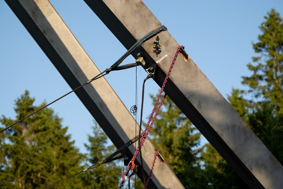 Mit einem neuartigen und technisch anspruchsvollen Verfahren aus Wärme und Zugkraft sollte der Turm zum Einsturz gebracht werden.
