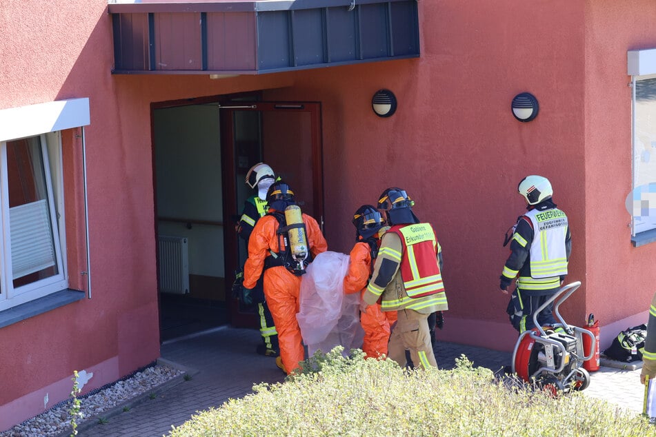 Spezialkräfte der Feuerwehr kümmerten sich am Montagvormittag um mehrere Liter Reinigungsmittel, die in einer Wäscherei in Schneeberg (Erzgebirge) ausgelaufen waren.