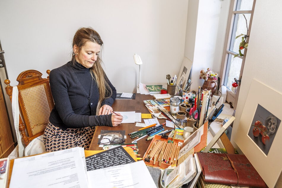 Ihre kleinen Aquarelle malt Mandy Baldauf (49) am Schreibtisch.