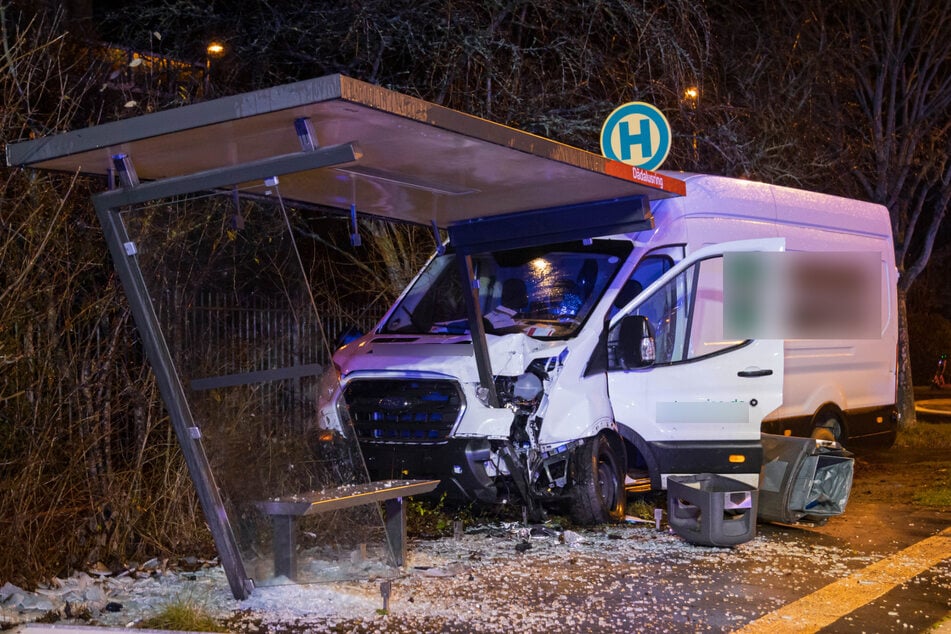 Transporter kommt von der Straße ab und knallt ins Bushäuschen!