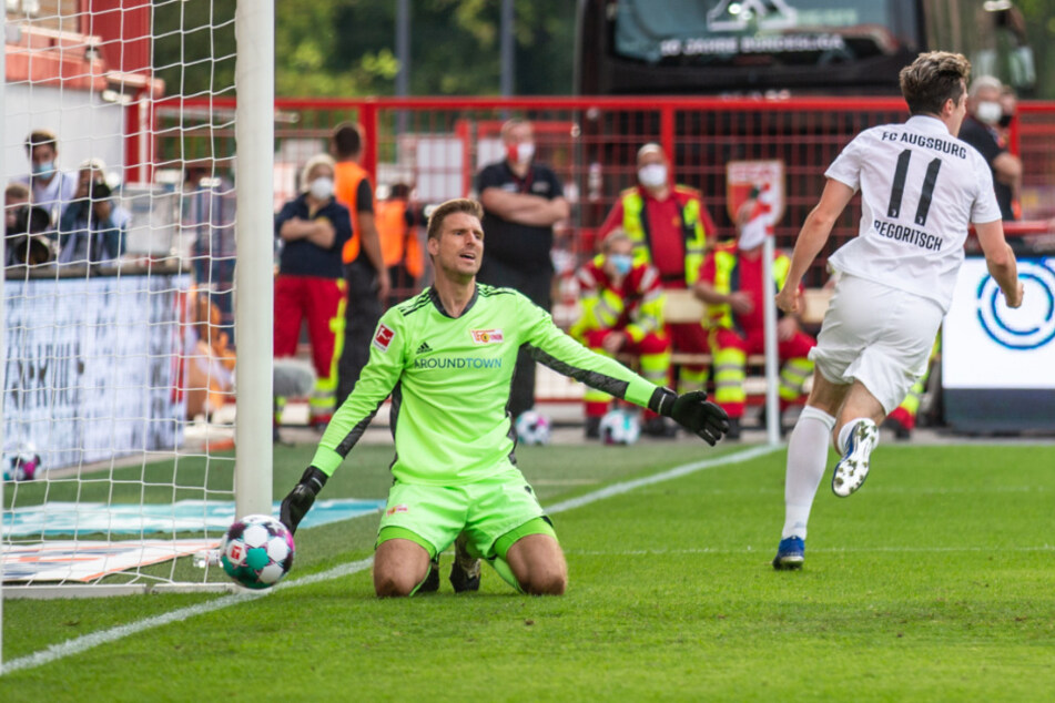 Augsburgs Michael Gregoritsch (r.) überwindet Union Keeper Andreas Luthe (l.).
