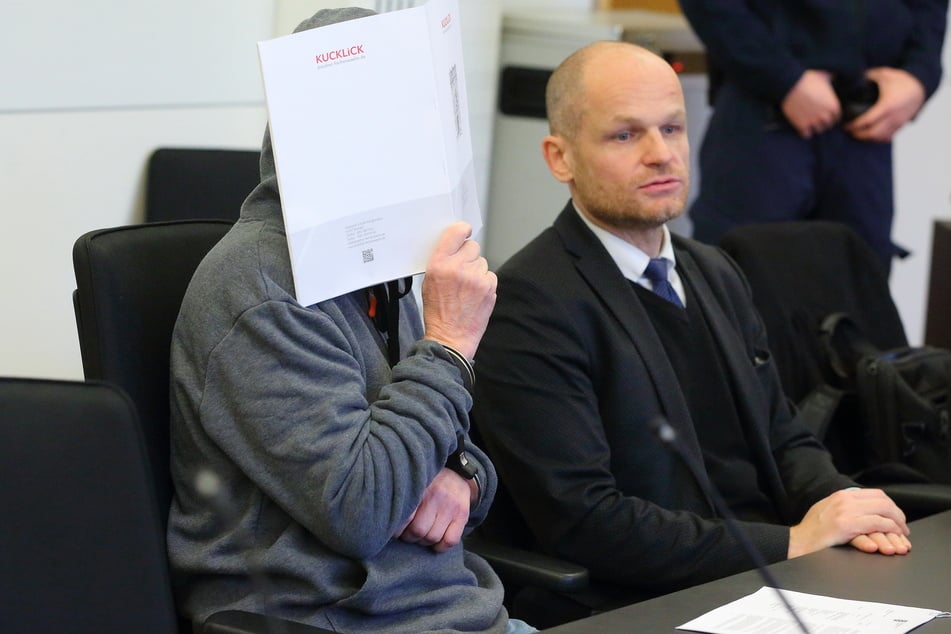 Der mutmaßliche Kinderschänder Frank R. (57, l.) verdeckte sein Gesicht vorm Landgericht.