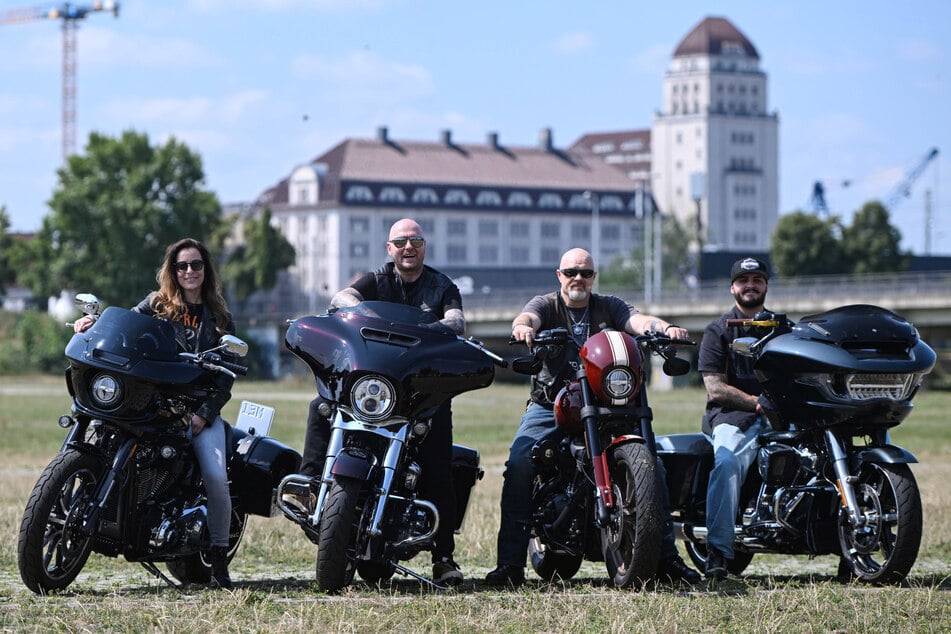 Auf dem Festgelände vorgefahren (v.l.): Daniela Hesse (42), Harley-Dealer Matthias Lindner (48), Chapter-Director Mario Kühnel (58), Harley-Verkäufer Lukas Eisenreich (25).