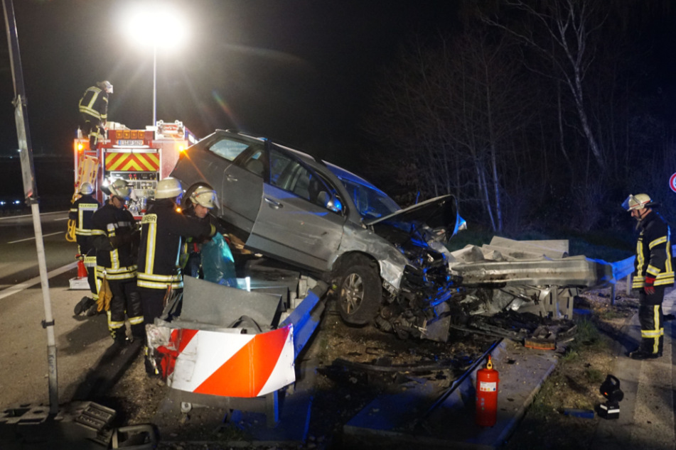 Das völlig demolierte Wrack des VW-Kombis.