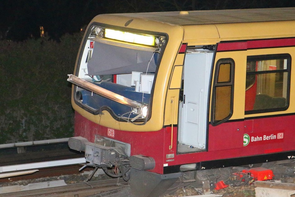 Eine Schiene bohrte sich durch die Fahrerkabine einer S-Bahn.