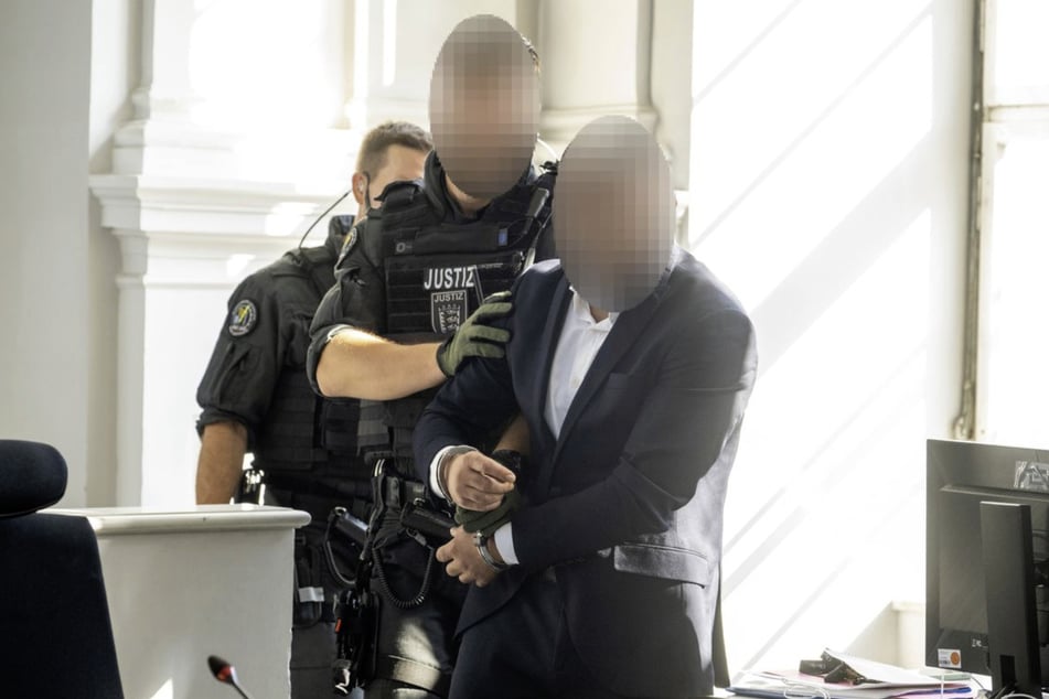 Ein 38 Jahre alter Mann stand am Mittwoch vor dem Landgericht Ellwangen. Er soll seine Ehefrau mit einem Kopfschuss getötet haben.