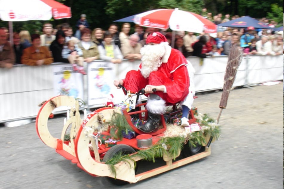 Das Weihnachtsmann-Mobil verlagerte 2005 die Festtage in den Sommer.