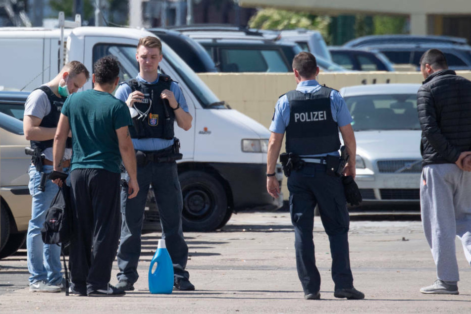 Nach den Attacken auf Einsatzkräfte befragen Polizisten vor Ort Zeugen.