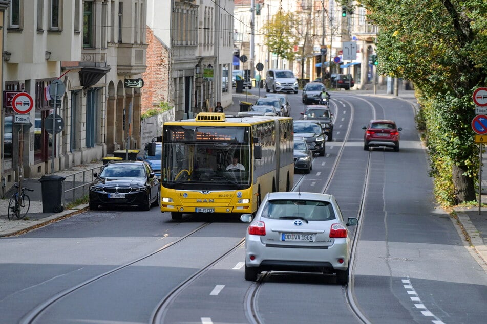 Der ÖPNV und die Autos müssen sich vielerorts auf dem engen Verkehrsraum eine Spur teilen.