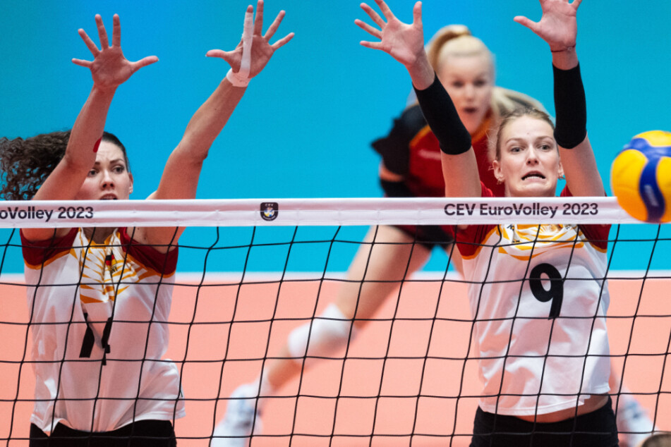 Trotz zweiter Pleite: Deutsche Volleyballerinnen ziehen ins Achtelfinale ein!
