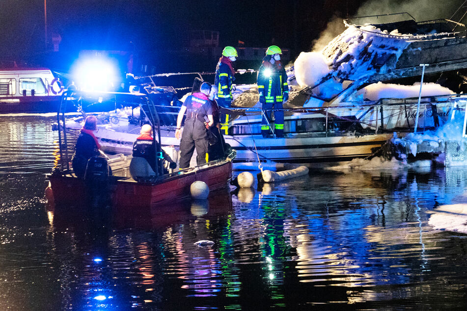 Insgesamt rückten 48 Einsatzkräfte der Feuerwehr wegen des brennenden Boots in Frankfurt aus.