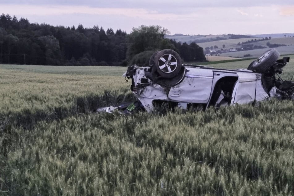 Unfall A81: Reifenplatzer auf der Autobahn: Auto überschlägt sich und kracht gegen Baum