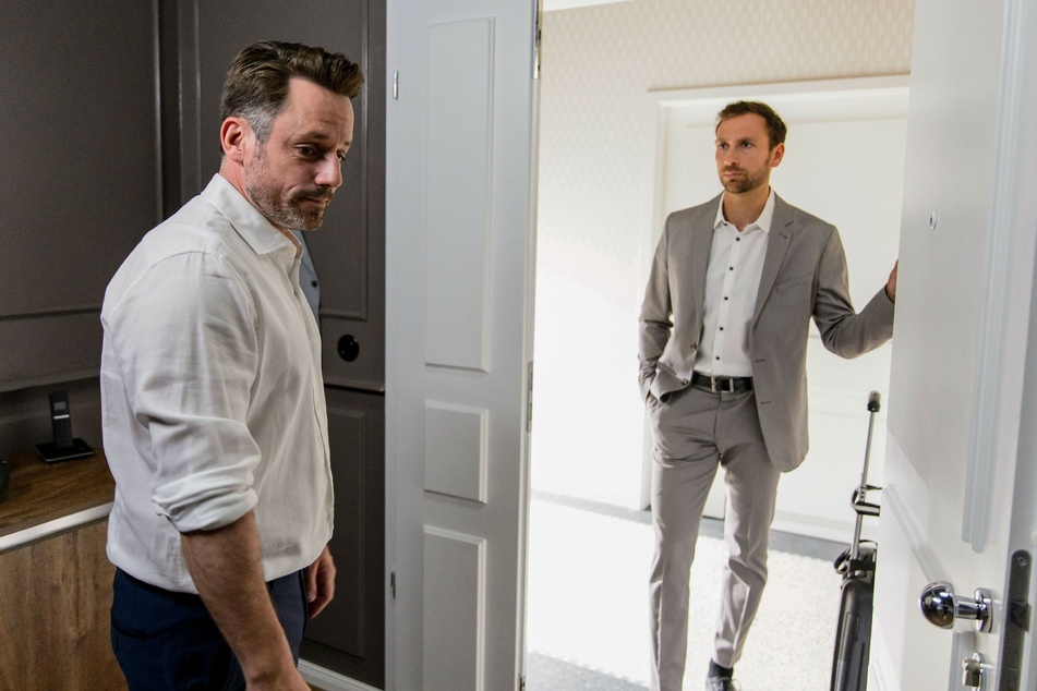 Justus (l.) versteht nicht, weshalb sein Kumpel Bastian nicht gegen seinen Vater Georg ausgesagt hat.