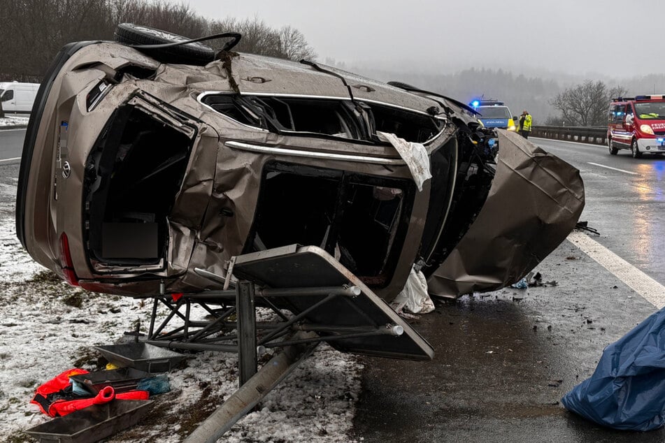 Das Auto überschlug sich und blieb seitlich liegen.