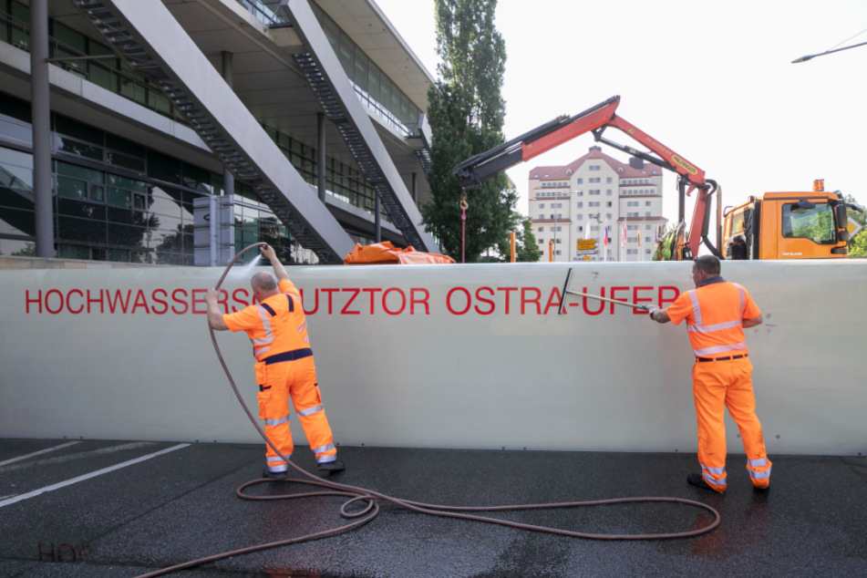 Etwa drei Stunden dauert es, bis so ein Flutschutztor einsatzbereit ist.