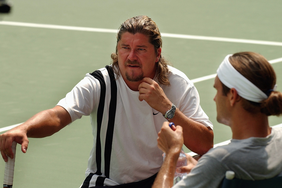 Peter Lundgren (†59, l.) und Roger Federer (43) im August 2003 bei einem Training im Rahmen der US Open. (Archivfoto)