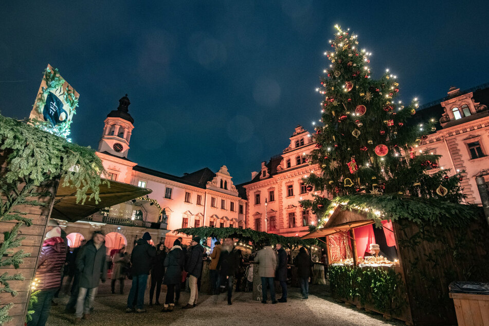 Nur wenige Stunden nach Söders Absage, hat der Weihnachtsmarkt im Hof von Schloss Thurn und Taxis in Regensburg eröffnet. (Archiv)