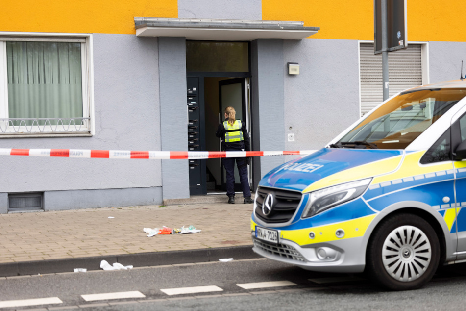 In dem Wohnhaus an der Dusiburger Mercatorstraße wurde eine 53-Jährige lebensgefährlich verletzt.