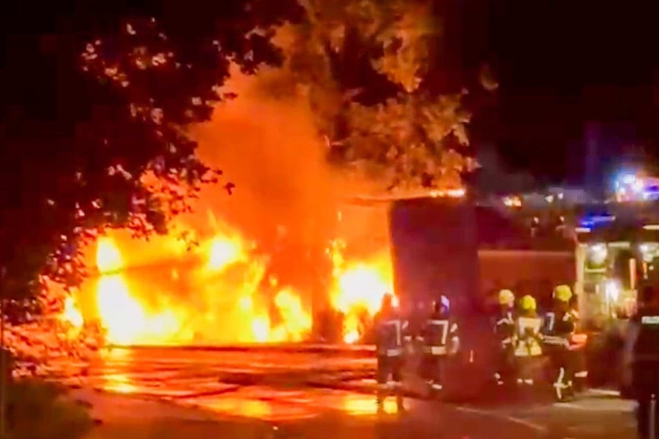 Das Foto zeigt den brennenden Laster in der Nacht. Die Feuerwehr kümmerte sich um die Flammen.