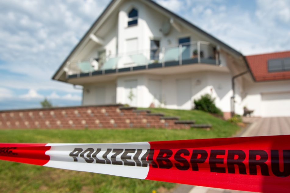 Das Foto zeigt den Tatort: Das Haus des erschossenen CDU-Politikers Walter Lübcke in Wolfhagen bei Kassel.